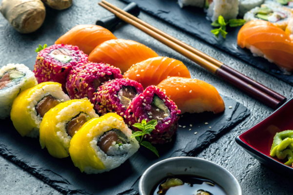 Uramaki nikkei colorati di ALMAKI al Fiordaliso. Sushi creativo con salmone e salse speciali.