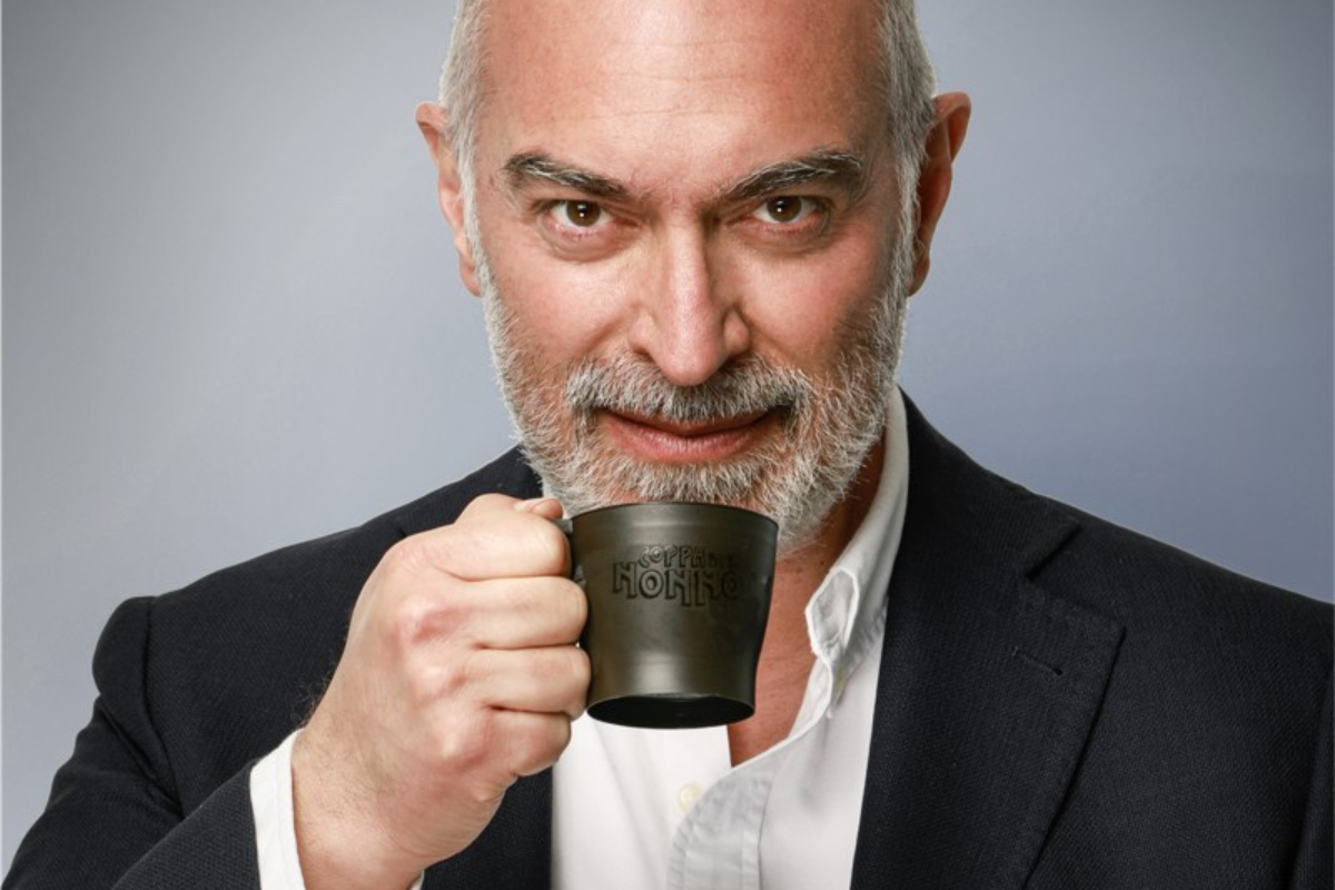 Uomo sorridente con tazza. Gelato confezionato Coppe del Nonno, un piacere sorprendente.