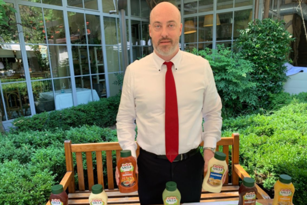 Salse Saclà per Horeca: uomo presenta maionese, harissa, barbecue e altre salse. Novità Saclà per ristorazione.