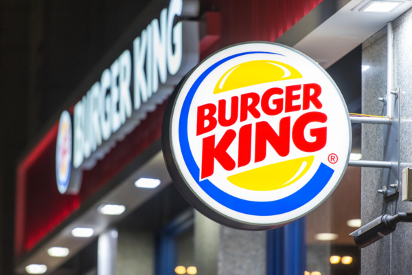Insegna Burger King Italia. Logo luminoso del ristorante fast food.