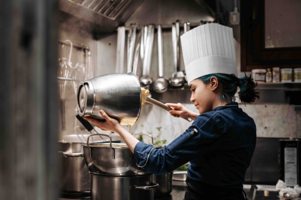 Chef al lavoro. Formazione professionale Fedegroup per occupazione nel settore ristorazione.