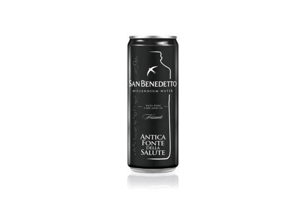Lattina nera di acqua San Benedetto Millennium Water frizzante. Acqua minerale italiana.