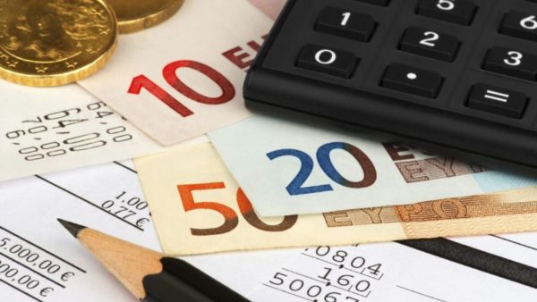 Bollette gas e luce scontate: calcolatrice, monete e fatture. Risparmio energetico.