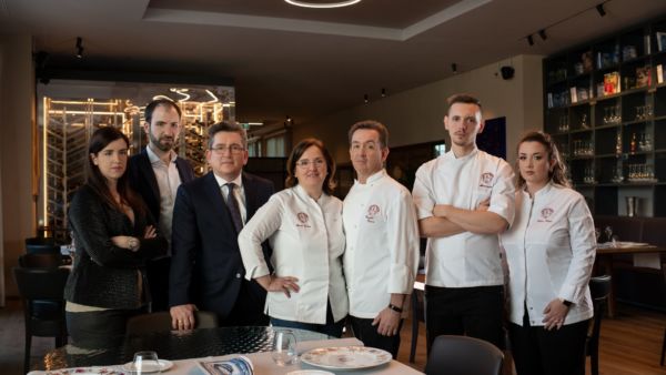 Team Casa Vicina, ristorante stellato Michelin dal 1904. Chef e staff celebrano 120 anni di eccellenza culinaria.