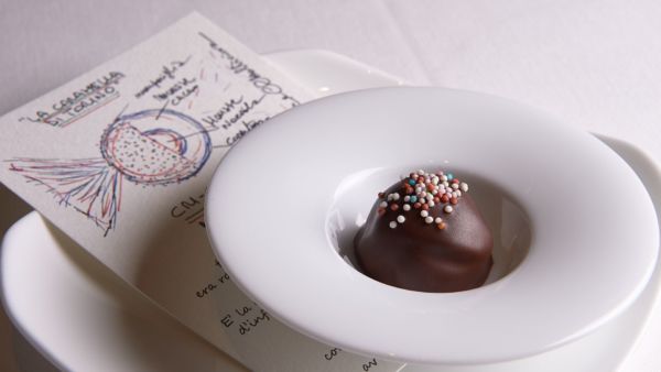 Cri-Cri al cucchiaio di Casa Vicina. Dessert gourmet con cioccolato e nocciole. Specialità culinaria, alta cucina.