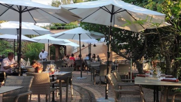 Dehors ristorante: tavoli all'aperto con ombrelloni. Spazi pubblici in armonia con la città.