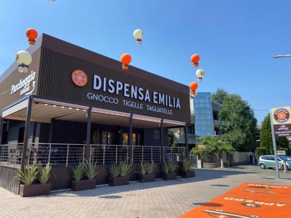 Nuova Dispensa Emilia a Verano Brianza: ristorante con specialità emiliane, gnocco, tigelle e tagliatelle fresche. Parcheggio disponibile.