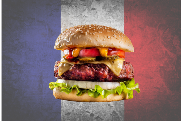 Burger vegetale su sfondo bandiera francese. Alternativa plant-based alla carne, Francia.