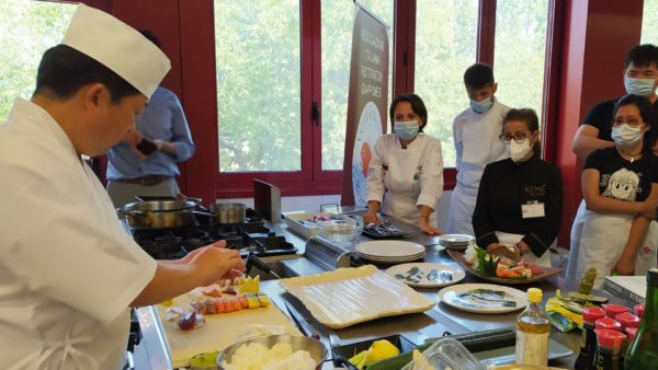 Corso di sushi con chef Airg e Wssi. Preparazione sushi, cucina giapponese, chef al lavoro.