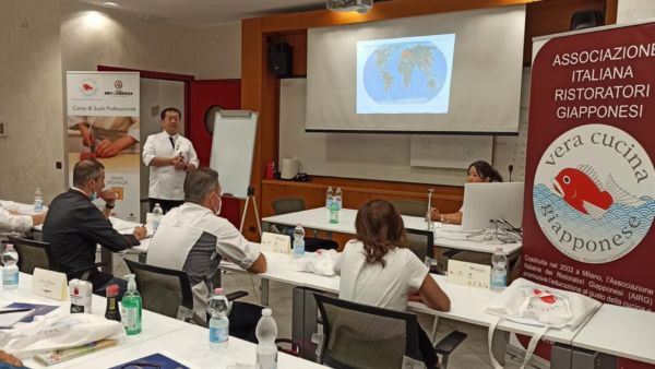 Corso di sushi: chef giapponese spiega la cucina tradizionale. AIRG e WSSI promuovono la cultura del sushi.