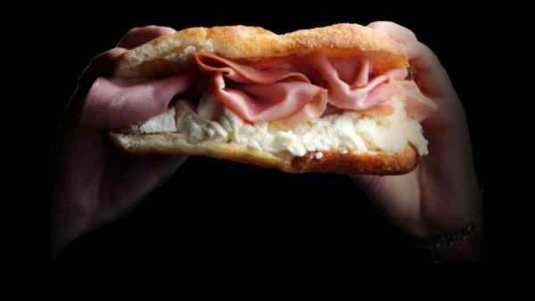 Schiaccia toscana farcita con mortadella e stracchino. Tosca, l'arte del gusto.