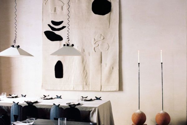 Design georgiano Gheama: lampade moderne, arazzo artistico, tavola imbandita. Tradizione e audacia nell'arredamento.