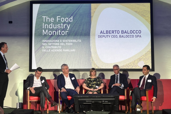Panel di esperti discutono di sostenibilità e imprese food. Relatori sul palco. #food #sostenibilità #imprese