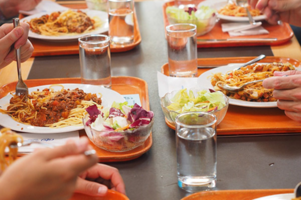 Ristorazione collettiva: primi piatti (pasta al ragù, lasagne), insalata e acqua. Aumenti e rinegoziazione.