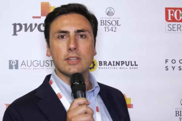 Uomo al microfono. Crescita, innovazione e persone NGR in primo piano.