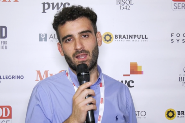 Uomo con microfono, evento NGR Brainpull. Marketing e comunicazione.