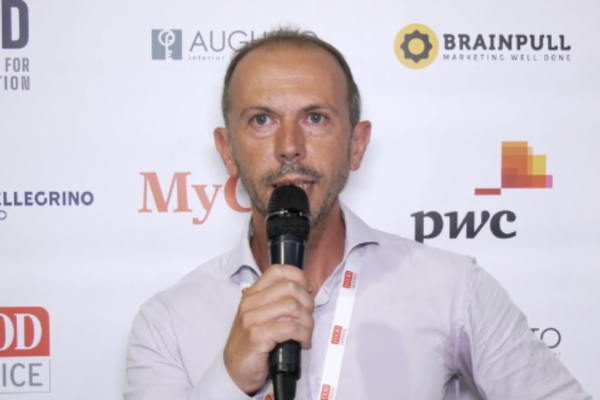 Uomo al microfono a evento NGR MyCIA. Speaker presenta MyCIA, soluzione digitale.