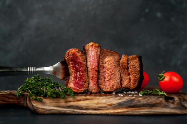 Bistecca al sangue su tagliere. Il Mannarino a Brescia, carne di qualità.