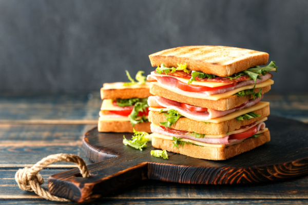 Toast farcito CapaToast. Panini al Globo di Busnago con formaggio, prosciutto, salame e verdure fresche.