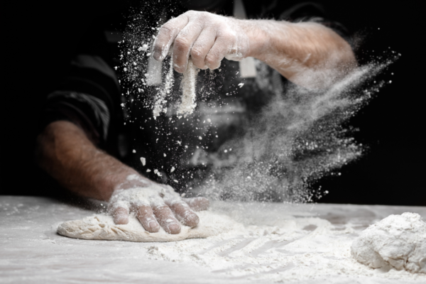 Impasto pizza San Marzano. Mani con farina, preparazione artigianale per festa 18 luglio con Solania.