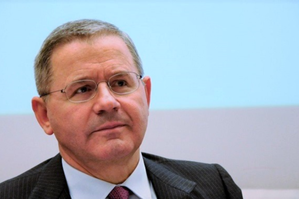 Uomo d'affari in giacca, focus su dumping contrattuale.