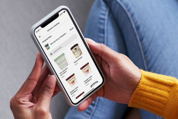 Uber Grocery: donna usa app per scegliere gelato. Gelati Ben&Jerry's, Haagen-Dazs, Talenti e Van Leeuwen.
