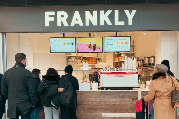 Clienti in fila da Frankly per bubble tea. Menu digitali e macchina da caffè La Cimbali.