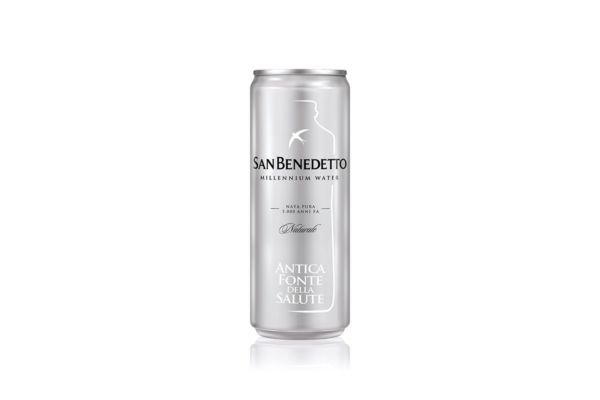 Lattina di acqua San Benedetto Millennium Water. Acqua minerale naturale in lattina.