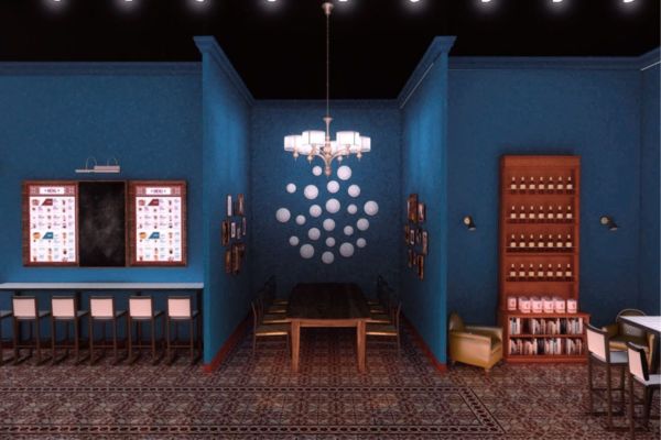 Interni del Caffè Napoli: lampadario elegante, tavolo, sedie, parete blu decorata. Design raffinato e accogliente.