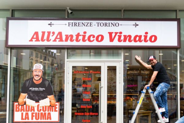 All'Antico Vinaio, Firenze-Torino. Inaugurazione negozio, personale su scala. Panini tipici fiorentini.