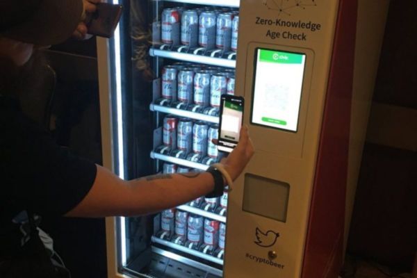 Distributore automatico bevande con verifica età. Mercato distributori automatici in ripresa. #cryptobeer