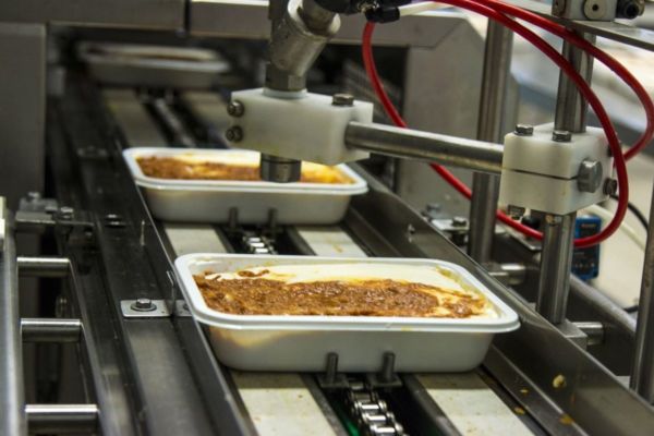 Produzione di pasta fresca italiana. Macchinario per il confezionamento di lasagne. Italian Food Excellence.
