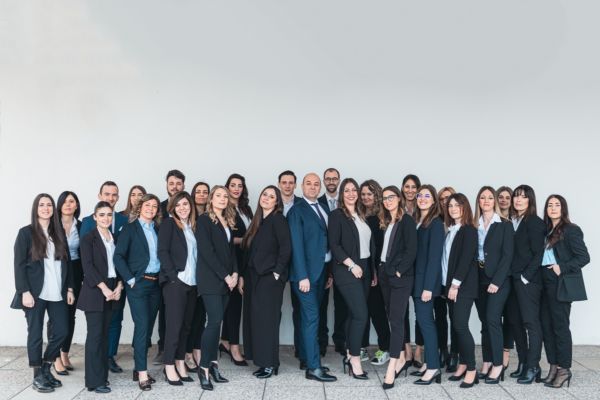 Team Studio Necchio. Gruppo di professionisti in abiti formali. Consulenza legale e assistenza qualificata.