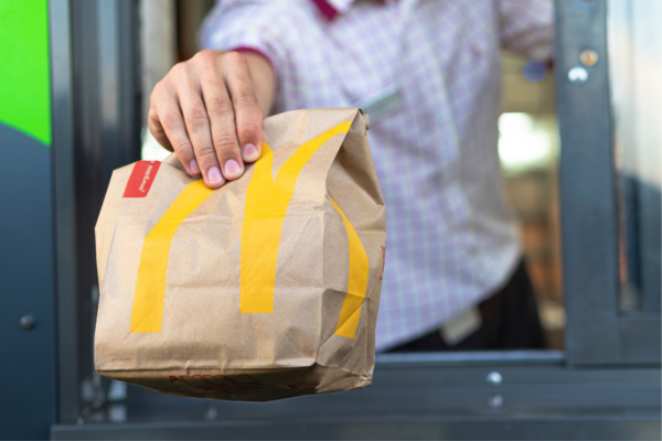 Sacchetto McDonald's al drive-through. Burger plant-based non più disponibile in USA.