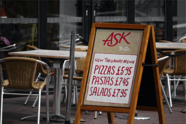 Ristorante USA: menu takeaway con prezzi di pizze, paste e insalate. Inflazione e ristorazione.