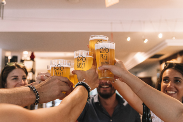 Brindisi con birra artigianale 620 Passi. Startup italiana, settore Horeca.