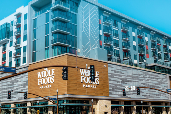 Whole Foods Market con ristoranti vegetariani negli USA. Facciata del negozio e architettura urbana.
