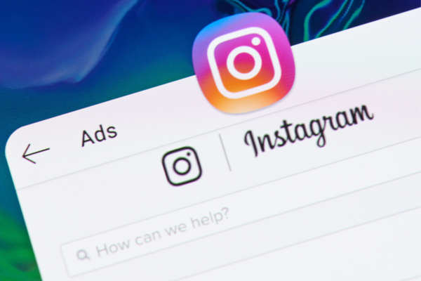 Instagram: strategie di marketing per offerte a tempo. Icona app e pagina Ads Instagram.