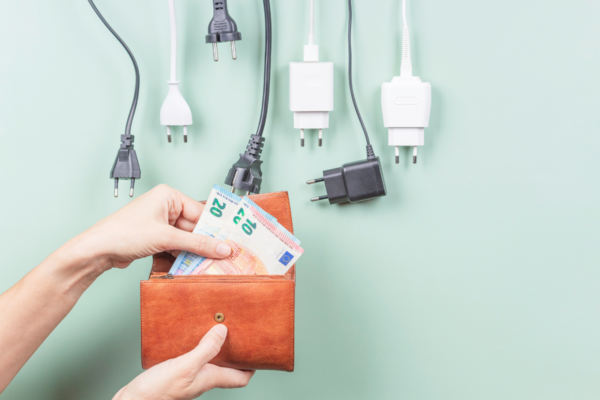 Caro energia: prese elettriche, portafoglio con euro. Aumenti costi energia, bollette luce e gas.
