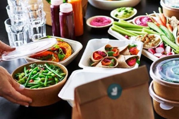 Catering Deliveroo for Work: pranzo sano in ufficio. Insalate, wrap e succhi freschi.