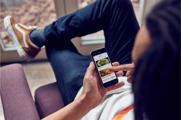 App Deliveroo Work su smartphone. Ordina pranzo in ufficio con Deliveroo for Work.