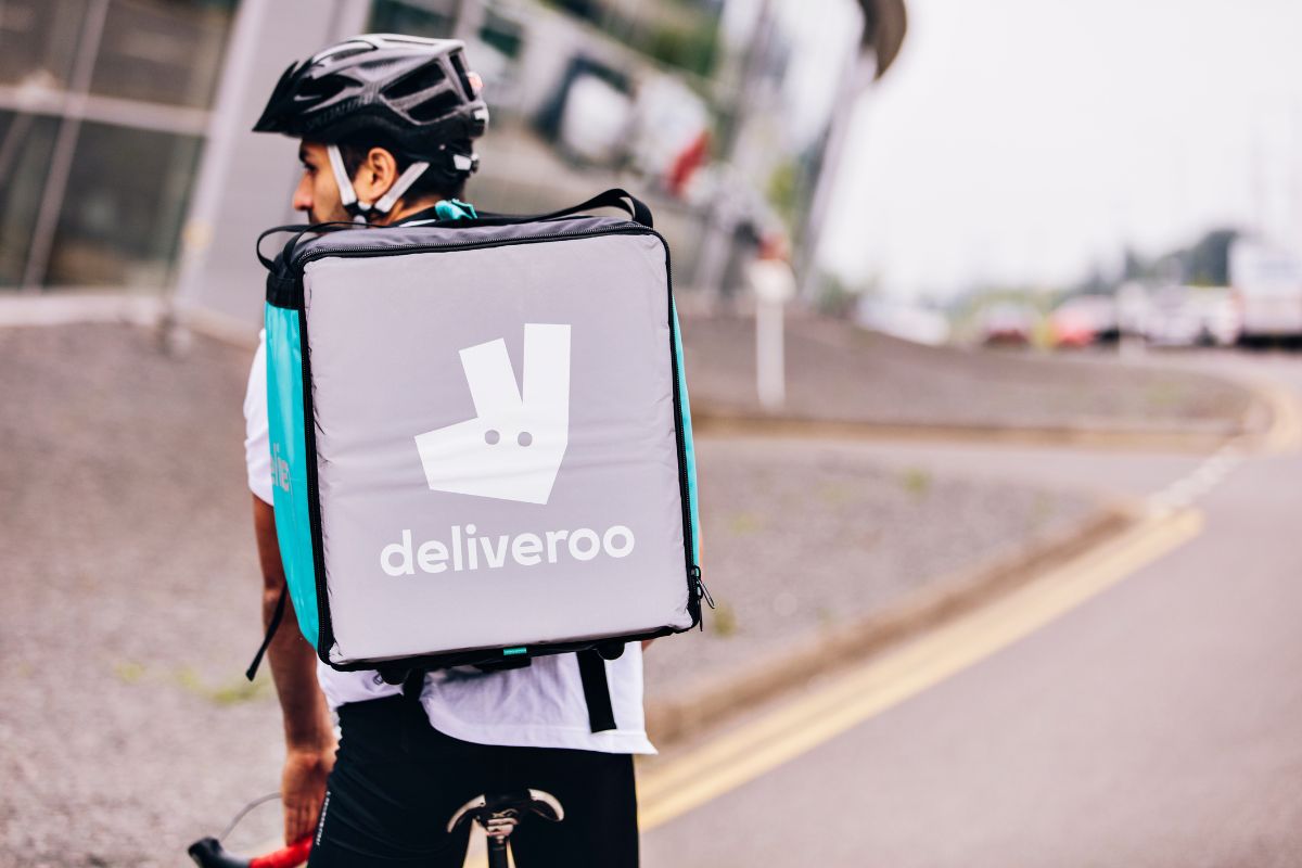 Deliveroo, -46% di perdite nel primo semestre grazie a spinta UK