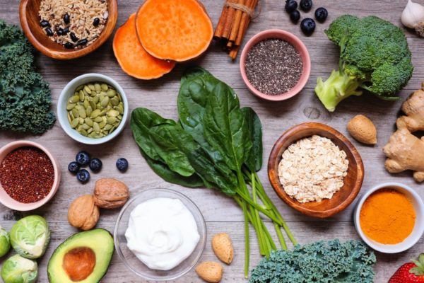Ingredienti plant based: verdure fresche, frutta secca, cereali integrali e spezie. Ricette sane e naturali.