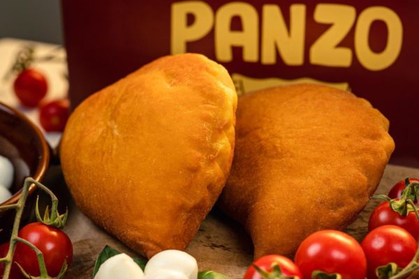 Panzo fritto, specialità milanese. Delizioso street food con pomodorini e mozzarella.