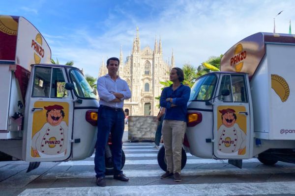 Carlo Fioruzzi e Filippo Palma con l'Ape Panzo a Milano. Food truck con panzerotti sullo sfondo del Duomo.