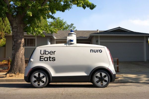 Robot Uber Eats Nuro per consegne a domicilio. Veicolo autonomo per food delivery.