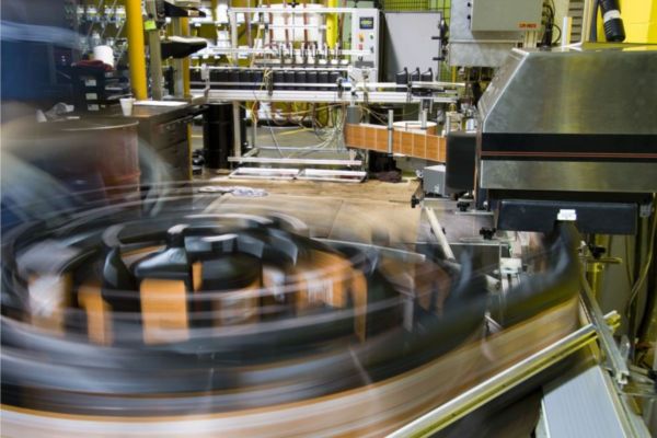 Macchinari Horeca in funzione. Crisi aziende, riapertura attività. Linea produzione automatizzata.