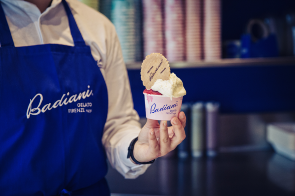 Gelato artigianale Badiani a Milano. Coppetta di gelato con cialda. Gusto e tradizione italiana.