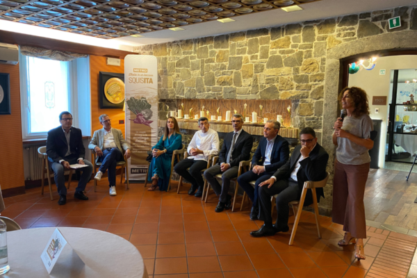 Evento METRO Italia: eccellenze italiane in primo piano. Relatori e pubblico. Focus su prodotti e gastronomia italiana.