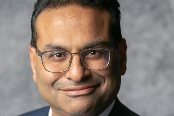 Ritratto del nuovo CEO di Starbucks, Laxman Narasimhan, con occhiali.